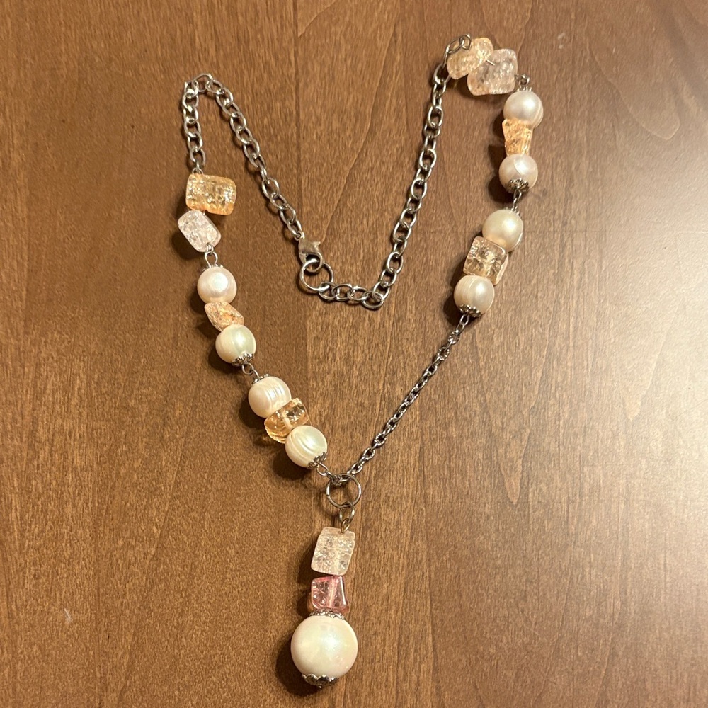 NWOT Unique Pearl and Stone Necklace - Silver Tone